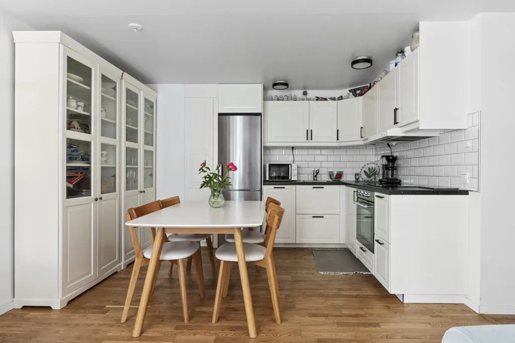 Söögituba - Modern 2-Bedroom Flat with Balcony in Gribbylund