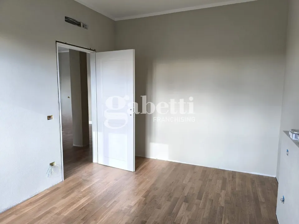 Toad - Fully Rented Trilocale with Balcony in Florence
