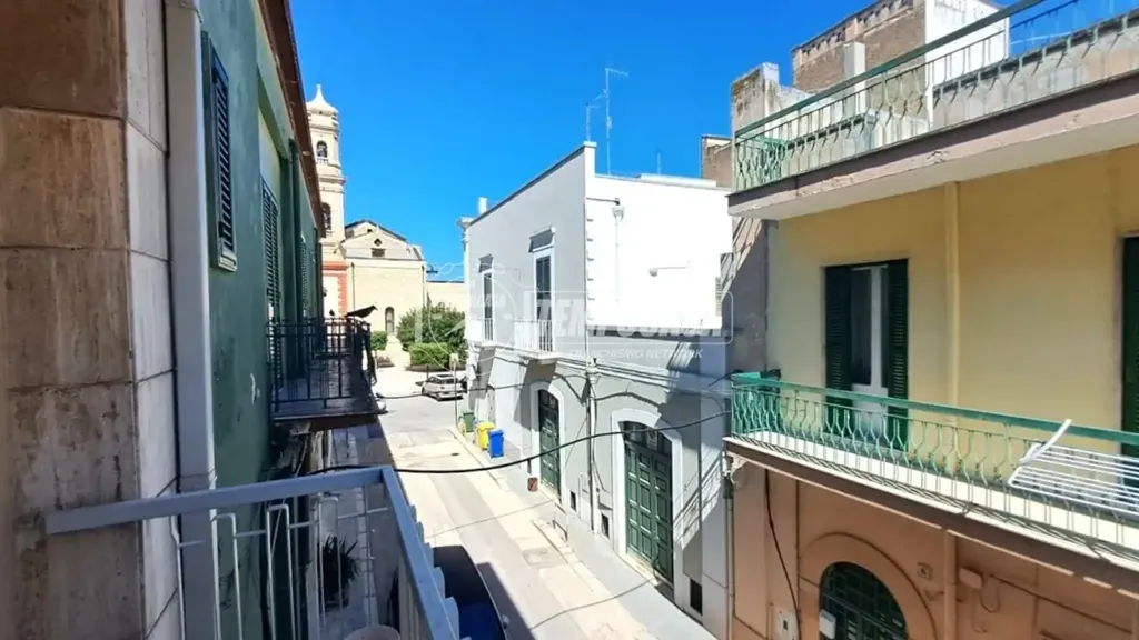 Rõdu - Fully Renovated Apartment with Terrace in Adelfia