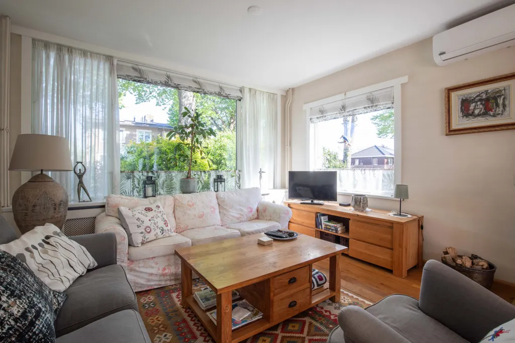 Elutuba - Two-Storey House with Souterrain in Aalsmeer