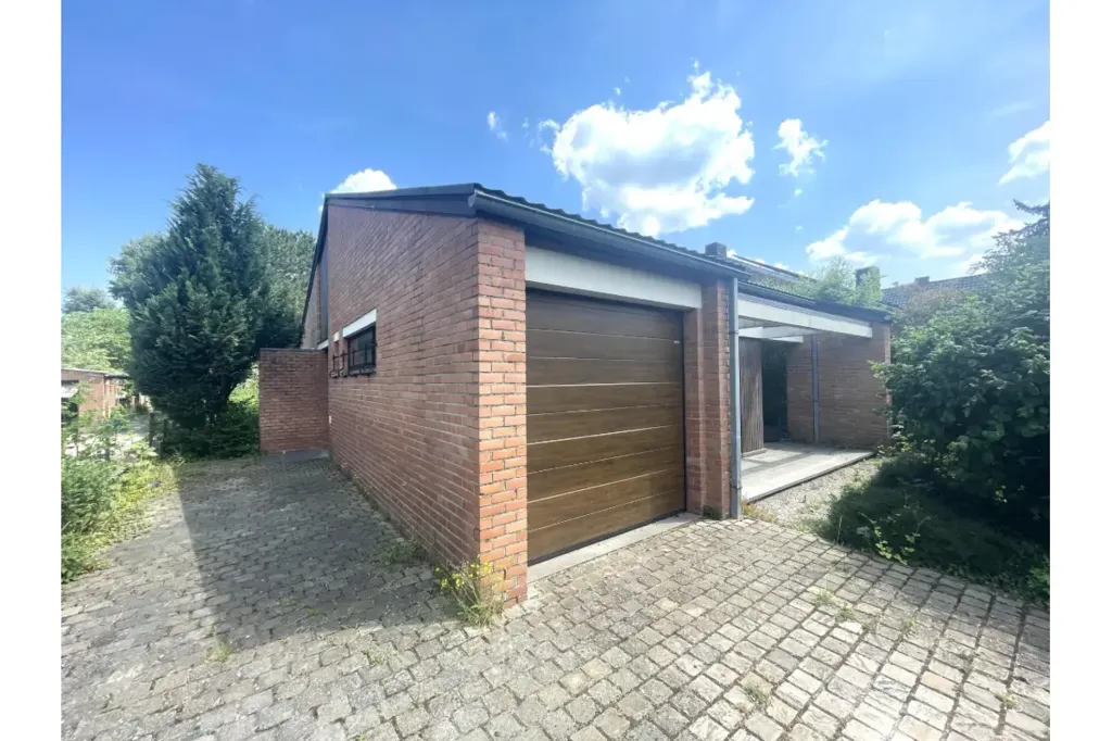 Garage - Detached House with Solar Panels in Mariembourg