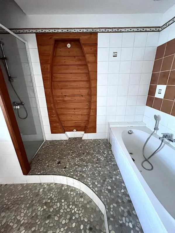 Vannitoad - Renovated Duplex with Terrace in Beaugard