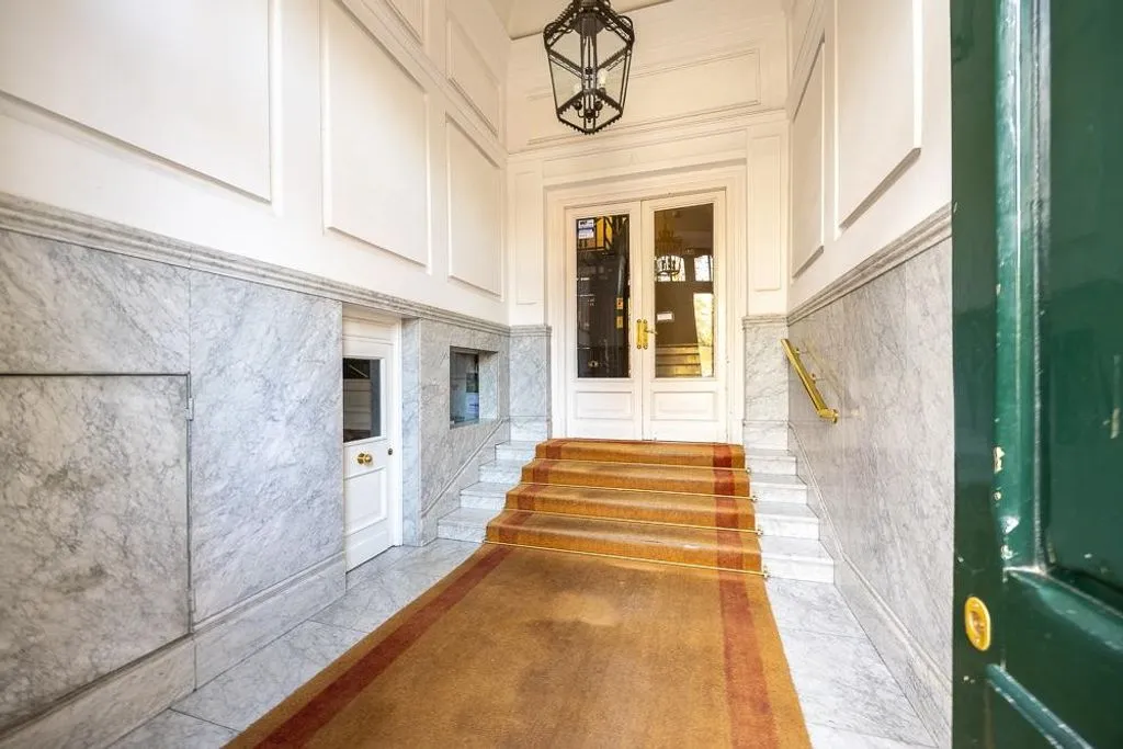Esik - Luxury East-Facing Apartment in JERONIMOS, Madrid