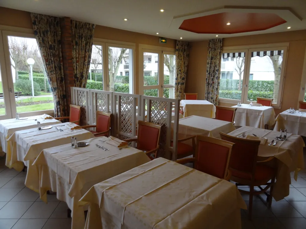 Söögituba - 2-Bedroom Apartment with Balcony in Le Chesnay