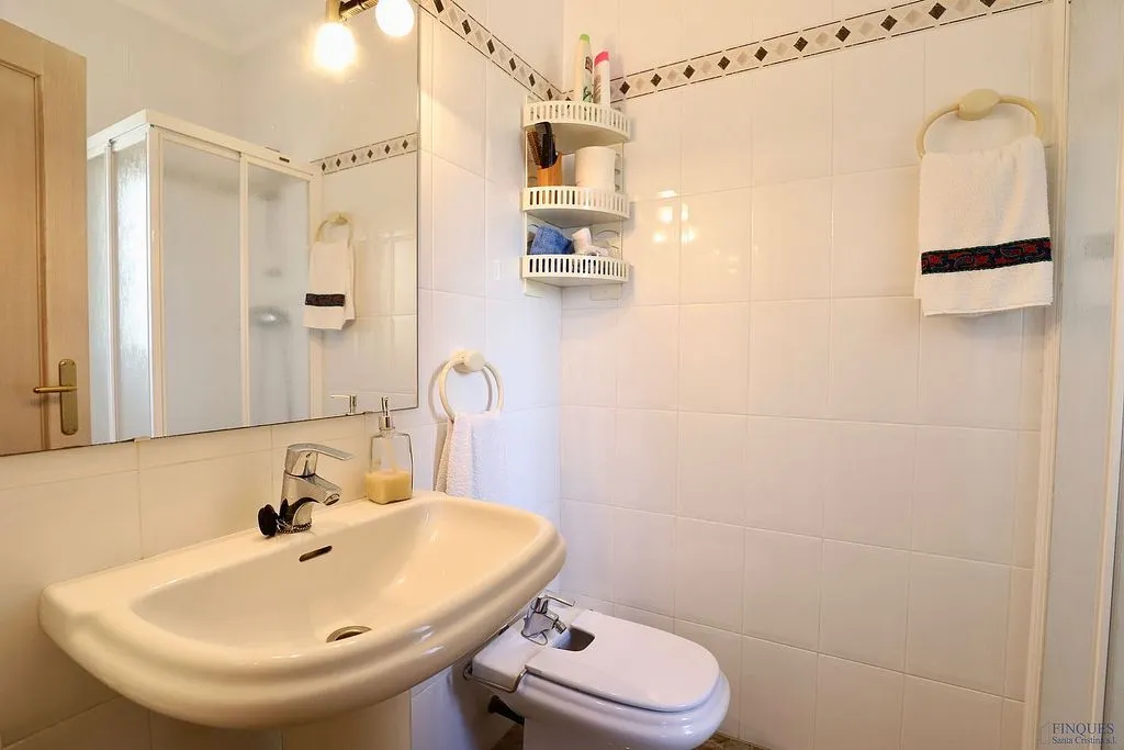Salles de bain - Villa with Pool and Buildable Plot in Caldes de Malavella
