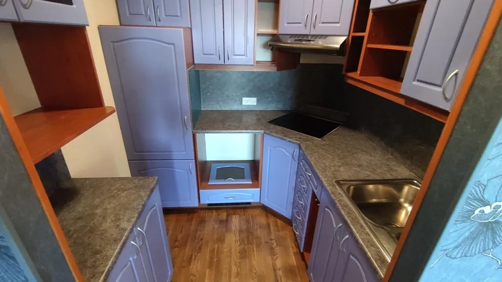 Cuisine - Two-Bedroom Apartment with Balcony in Central Location