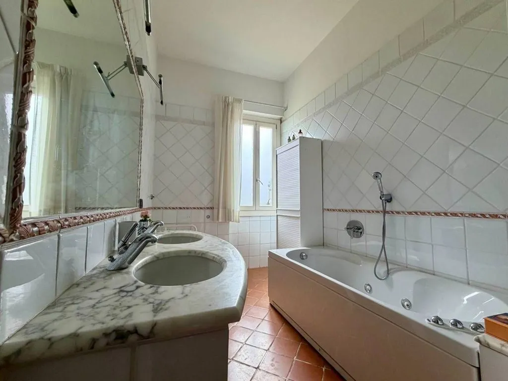Salles de bain - Luxury Villa with Panoramic Views in Bagno a Ripoli