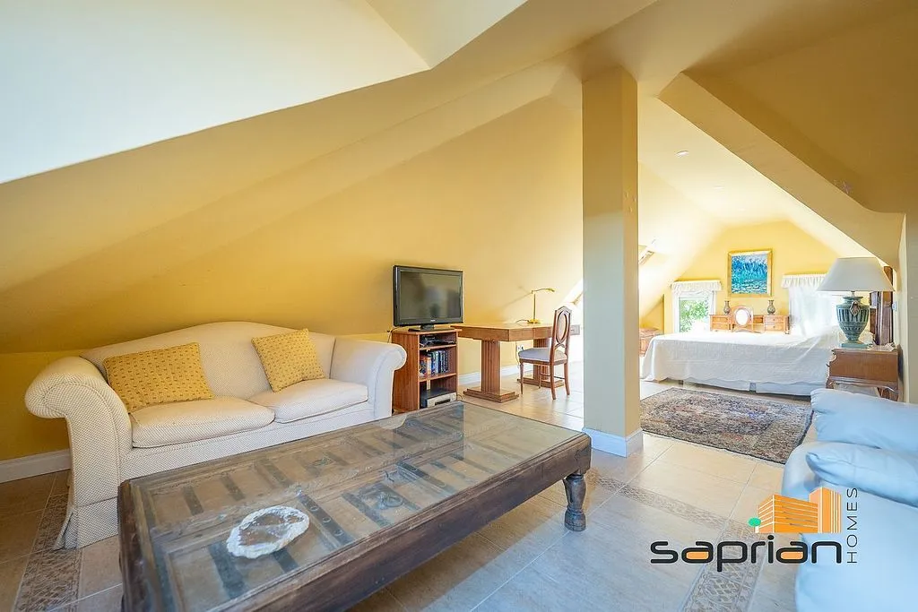 Toad - Chalet with Pool and Terrace in Robledo de Chavela