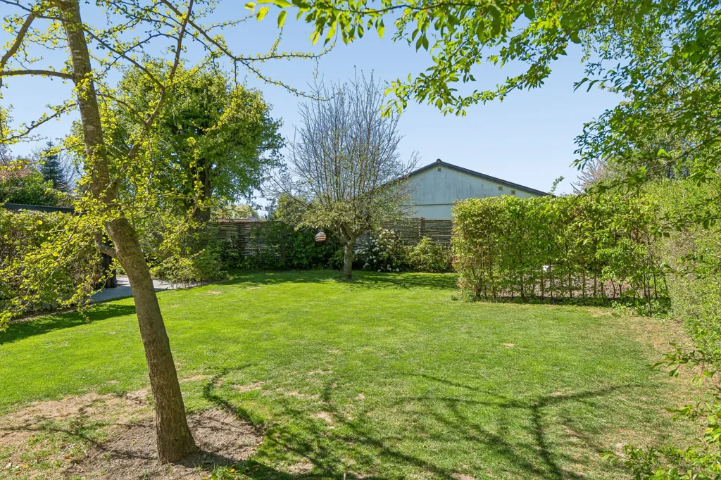 Garden - Charming Brick Villa with Terrace in Birkerød