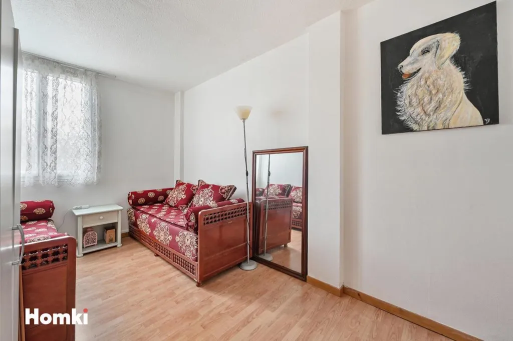 Bedrooms - 4-Bed Apartment with Private Parking in Valenton