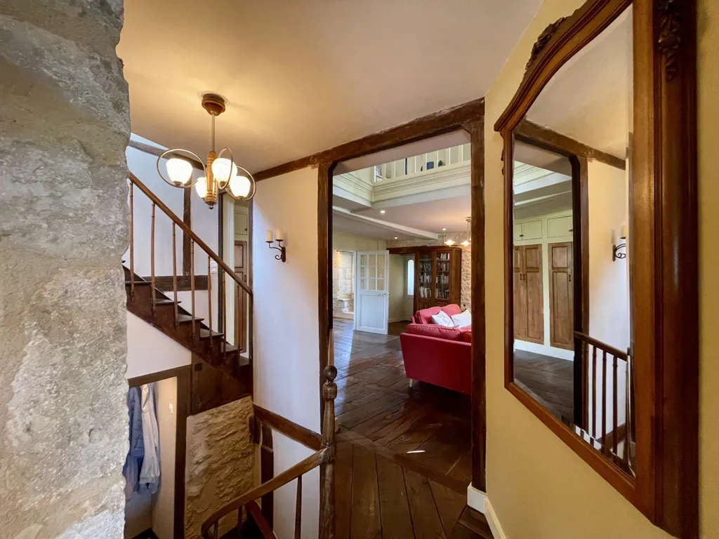 Pièces - Maison Médiévale avec Tour à Charroux