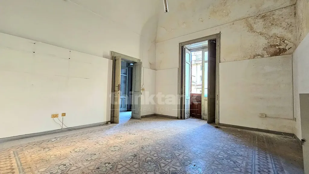 Rooms - Historic Villa with Dual Entrances in Rosolini