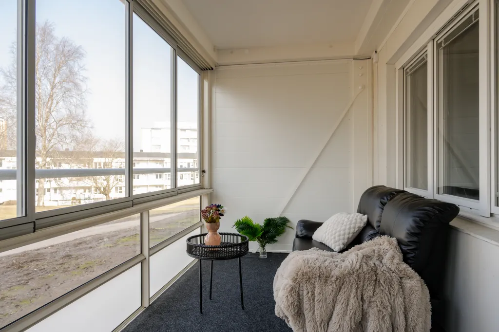 Balcon - Renovated Penthouse with Balcony in Borås