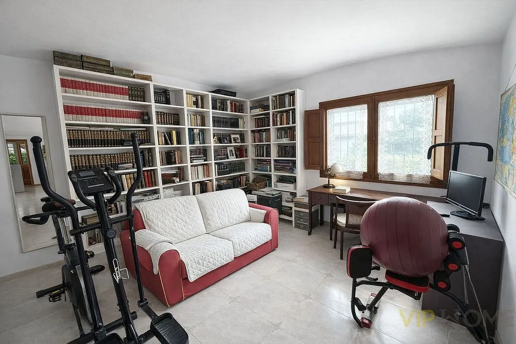 Bureau - Chalet with Mountain Views in Golf Costa Brava