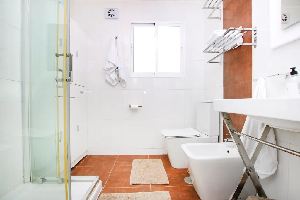Salles de bain - Beachfront Duplex with Private Pool in Estepona