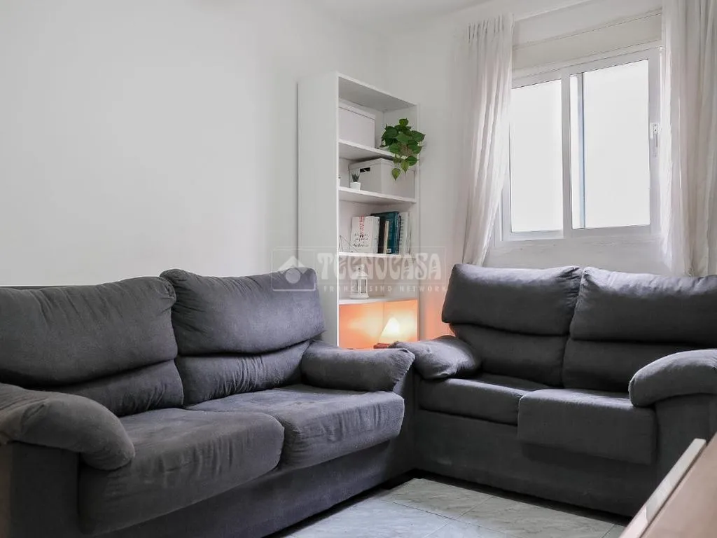 Séjour - Flat with Large Windows in Carabanchel Alto