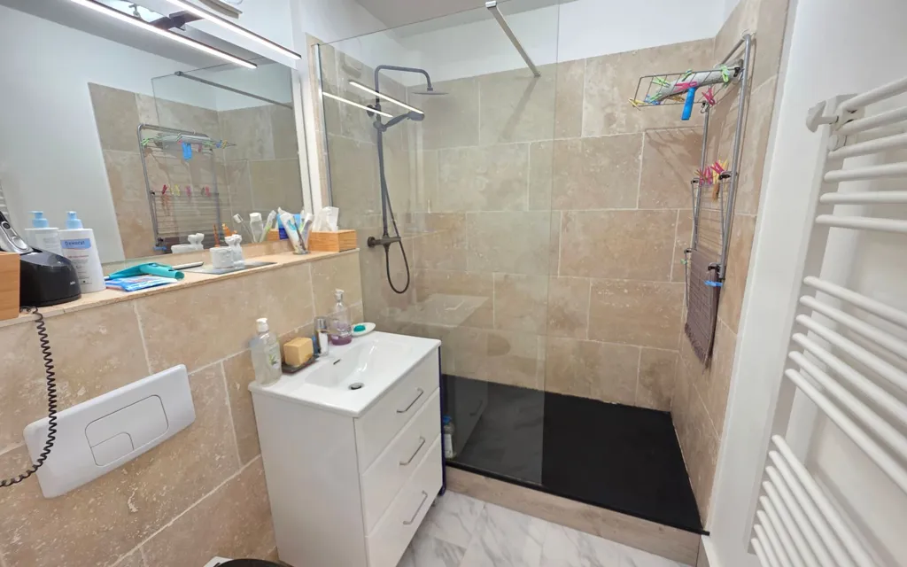 Bagni - 3-Bed Flat with Garden in Le Chesnay
