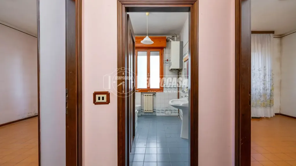 Esik - Apartment with Balcony in Sassuolo