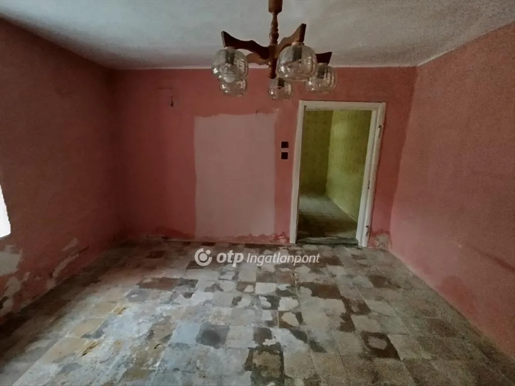 Pièces - Renovatable 1-Bedroom House in Pécs
