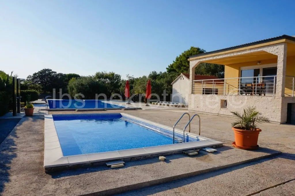 Piscina - House with Pools and Garden in Vir