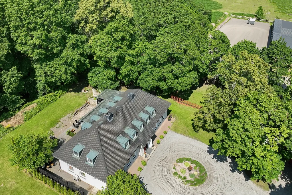 Õhuvaade - Equestrian Estate with Stables in Kolbäck