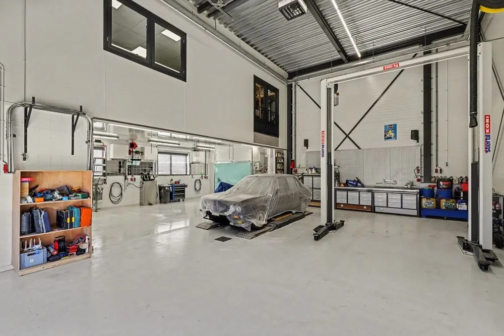 Garaaž - Commercial Unit with Secure Outdoor Space in Strijen
