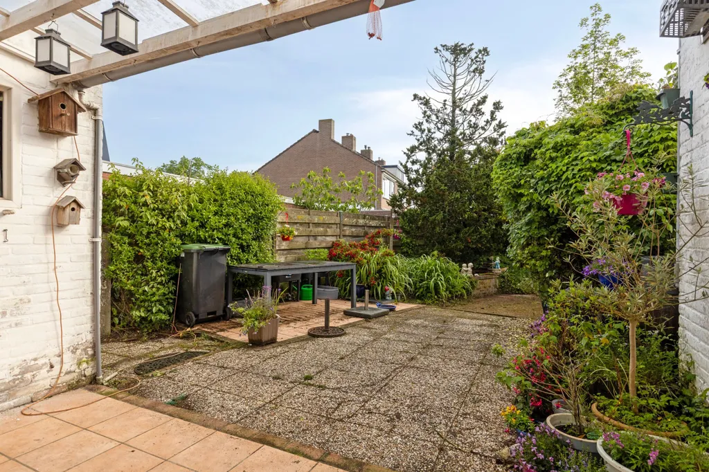 Aed - Renovatable Corner House with Garden in Goes