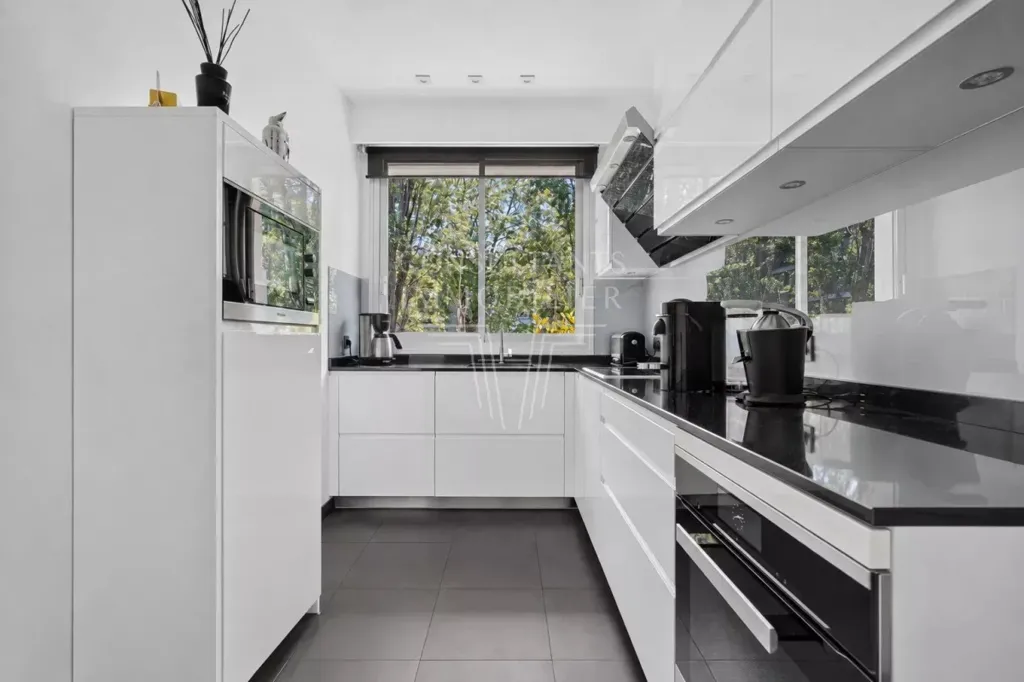 Cucina - Spacious Apartment with Balcony in Neuilly