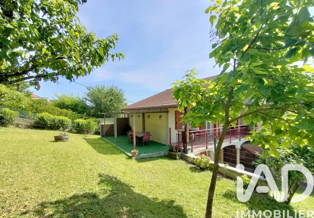 Garden - Fully Renovated House with Garden in Dole