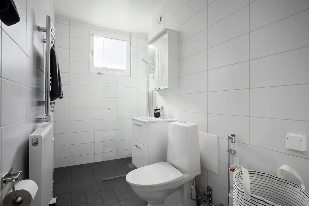 Bagni - Well-Planned Two-Bedroom Flat with Garden Access