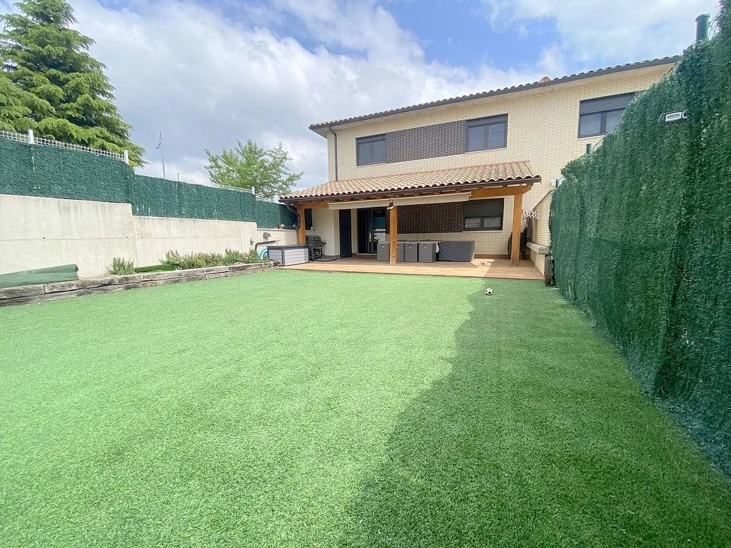 Jardin - Contemporary House with Garden in Ayegui