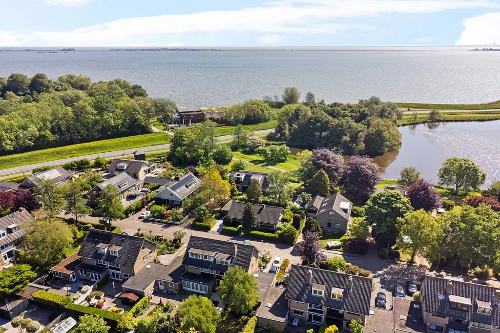 Õhuvaade - Detached Bungalow with Garden in Monnickendam