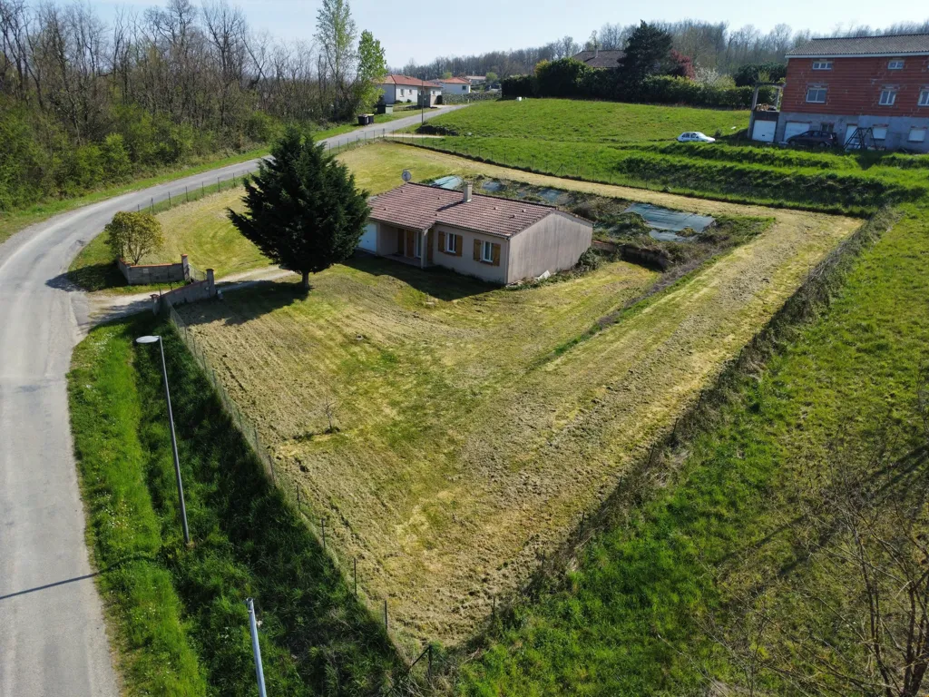 Vue aérienne - Maison de Plain Pied avec Garage et Jardin à Lizac