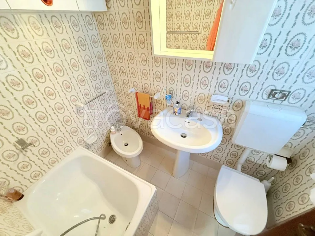Bathrooms - Terraced House with Garden in Comacchio
