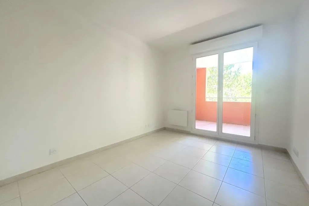 Toad - 3-Bedroom Apartment with Pool in Nice