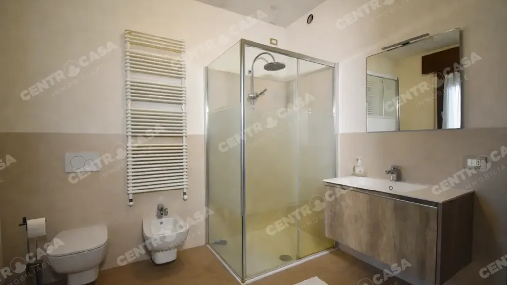Salles de bain - Independent House with Large Storage in Legnago