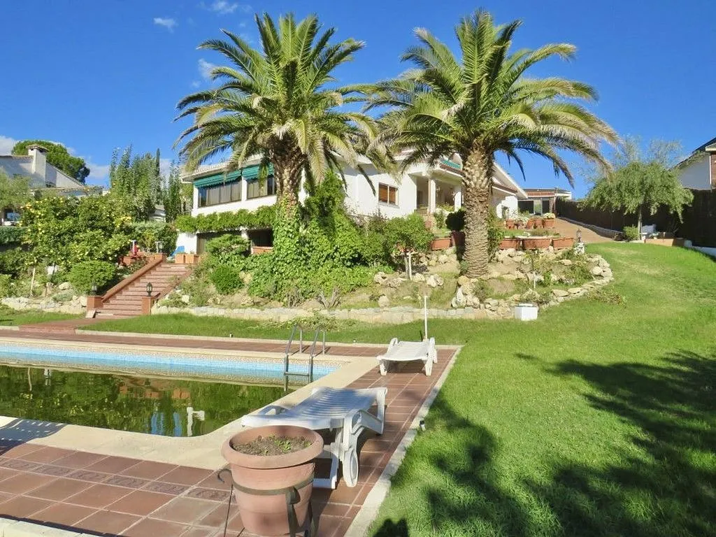 Piscine - Luxury House with South-Facing Views in Algete