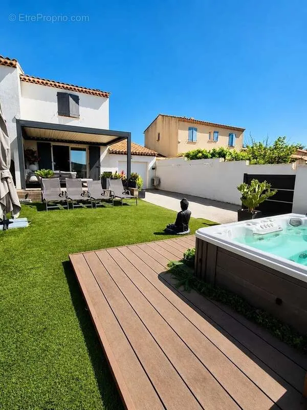 Terrasse - Maison Mitoyenne avec Spa de Nage à Coudoux
