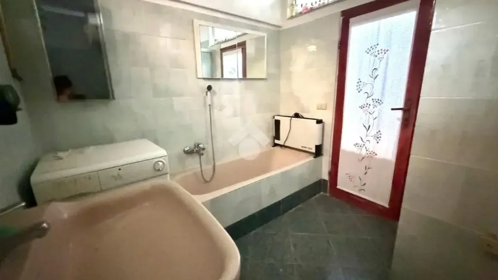Salles de bain - Historic Semidetached House with Balconies in Urida