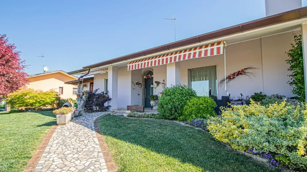 Aed - Villa with Garden in Gonars