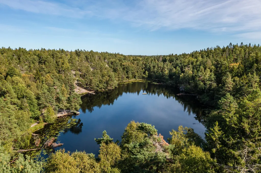 Aed - Apartment with South-Facing Balcony in Tyresö