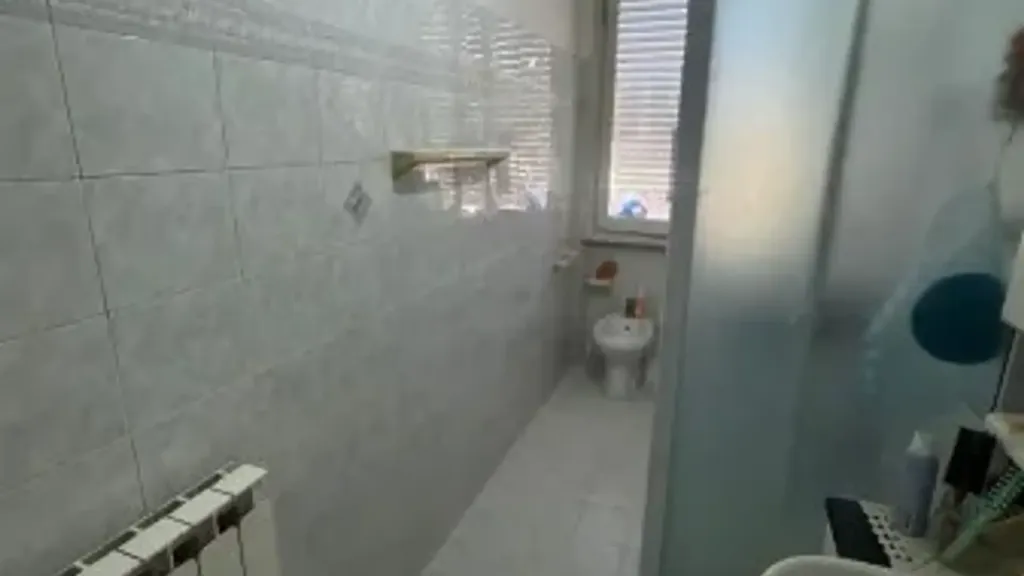 Salles de bain - Three-Bedroom Apartment with Terrace in Signa