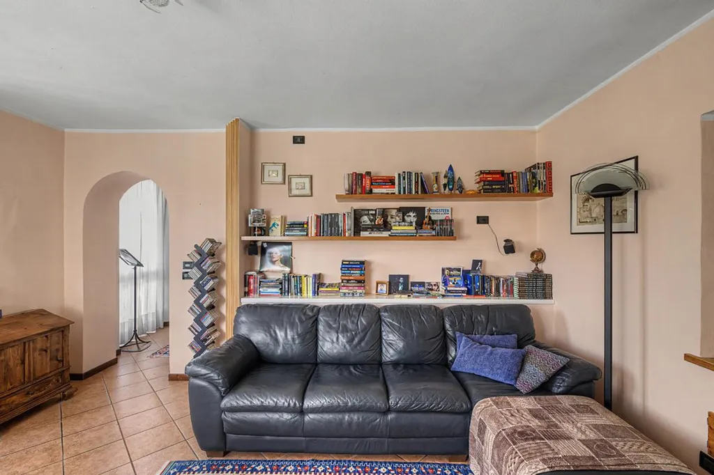 Elutuba - Multi-Level Apartment with Mansard in Luino