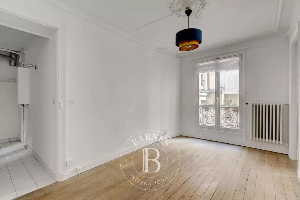 Rooms - 3-Piece Parisian Flat with Courtyard View