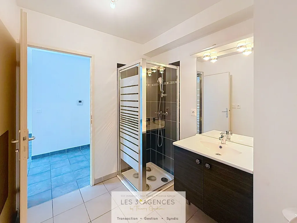 Salles de bain - Appartement T2 avec Balcon au Centre de Cogolin