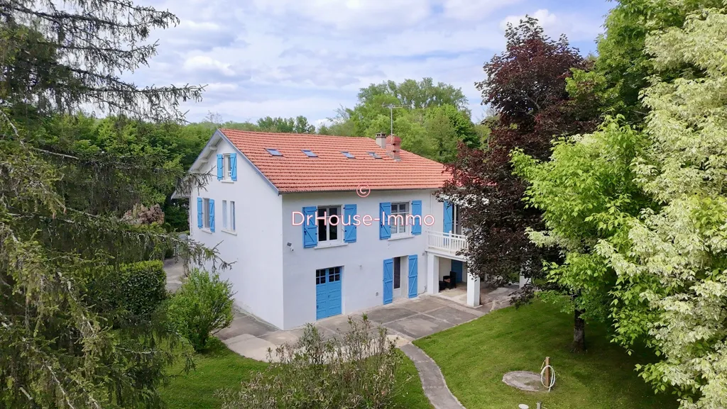 Õhuvaade - Character House with Pool in Verdant Setting