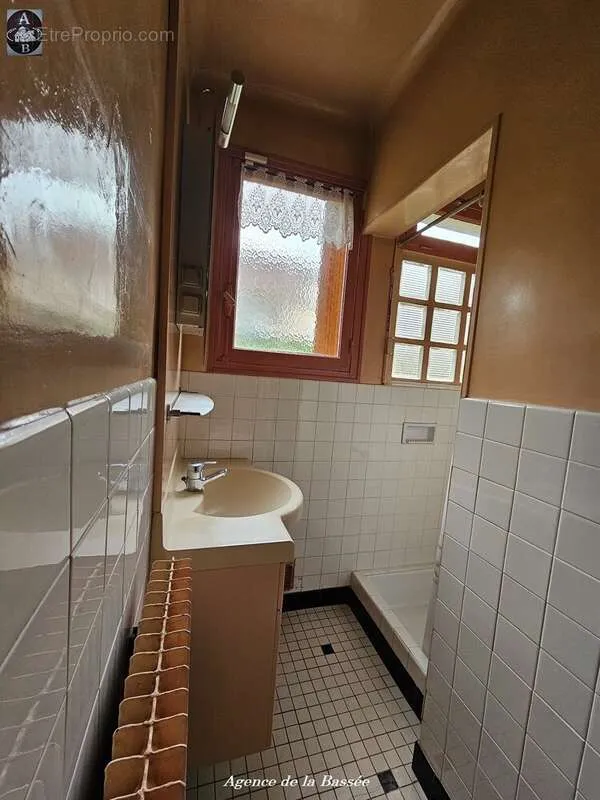 Vannitoad - Traditional House with River View in Provins