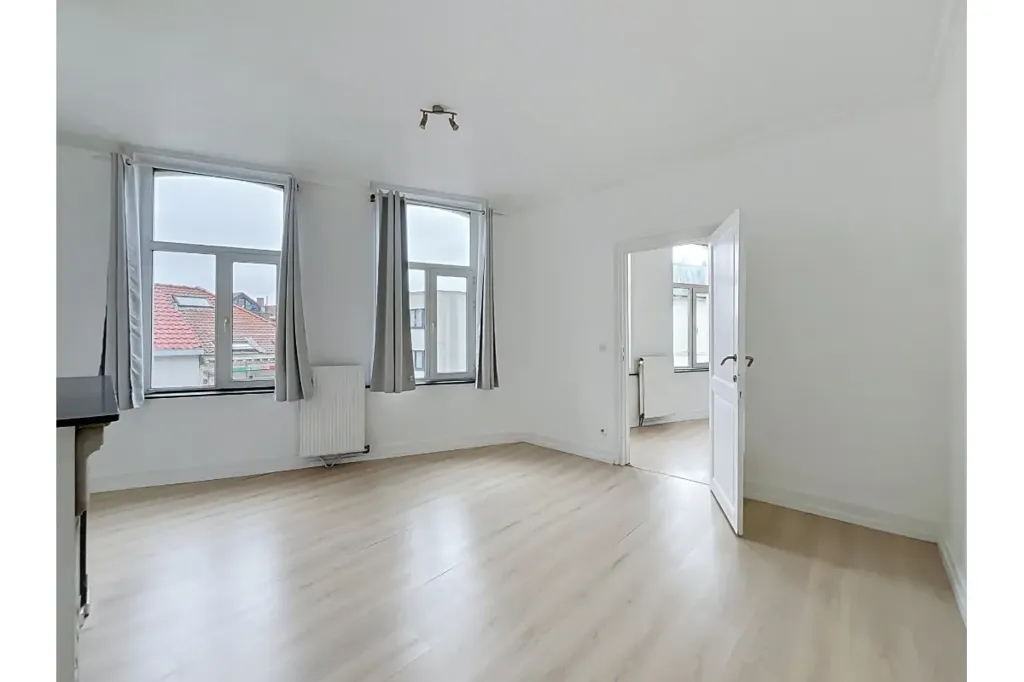Stanze - Bright Apartment with Corner Location in Ixelles