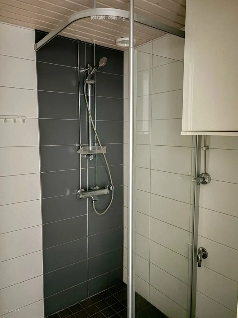 Salles de bain - Bright Apartment with Balcony in Länsimäki, Vantaa