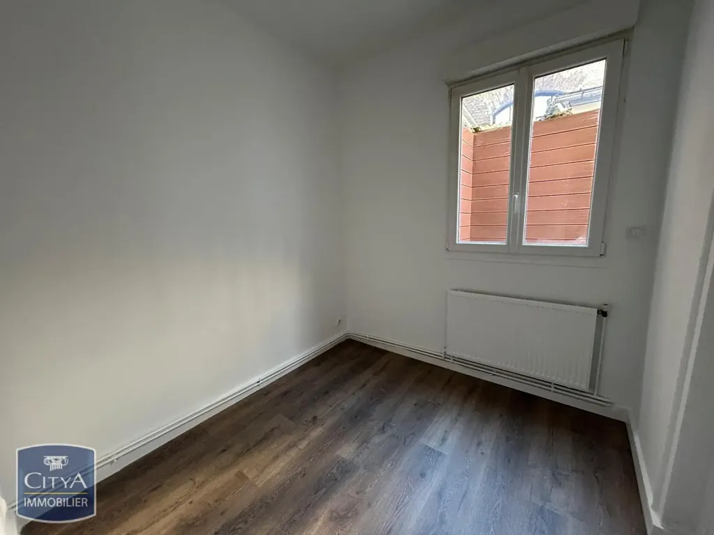 Toad - 2-Bedroom Apartment with Patio in Lille